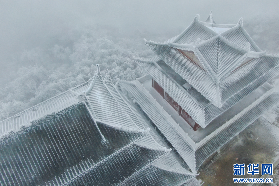 12月15日，航拍的河南省南阳市镇平县北顶五垛山金顶雪景。