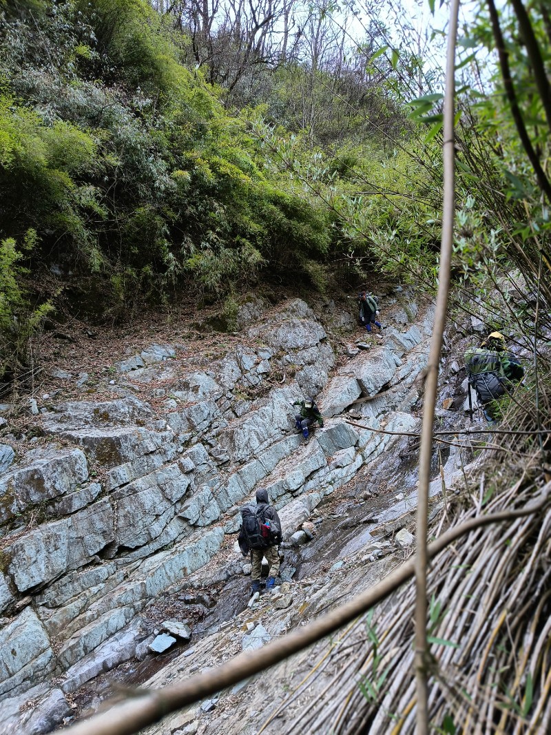 女巡护队员翻越陡峭山坡-张正凤拍摄