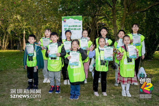 孩子们进行科普游戏互动并领取活动证书