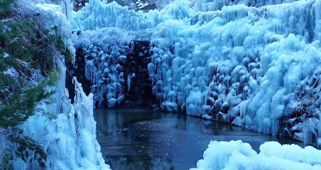 近日,冬季的大墩峡由夏秋的绿水青山换装成雪山冰谷,层林披霜,仿佛一